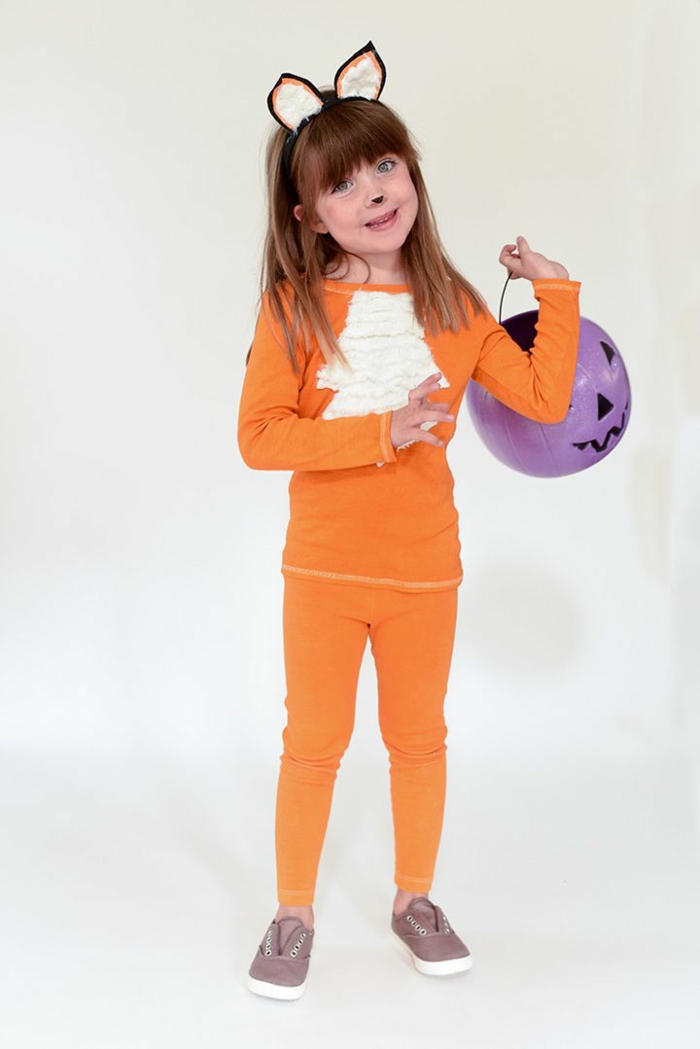 Faschingskostüme Kinder Mädchen. Fuchs Kostüm aus T-Shirt und Leggings gefärbt in orange, mit braunen Schuhen, Ohren und Brustteil, Korb in lila Farbe