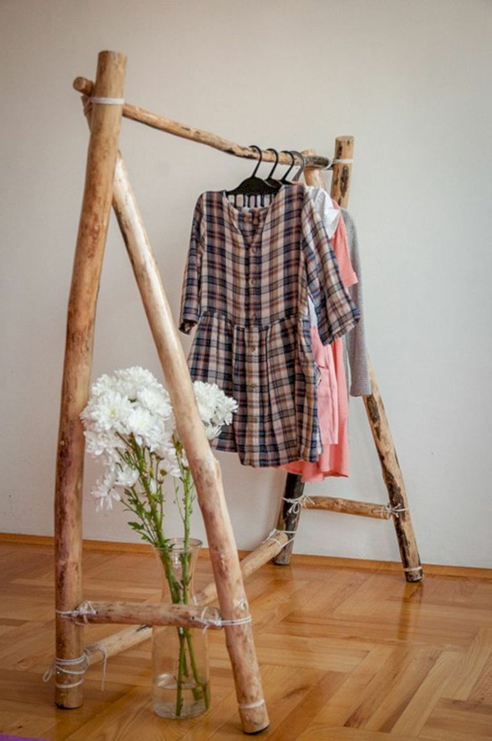 Kleiderstange aus Holz Idee, Ankleidezimmer Möbel, Vase mit weißen Blumen, aufgehängte Kleider, Ankleidezimmer einrichten