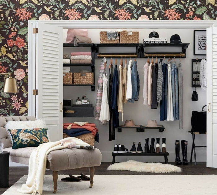 Großer Kleiderschrank mit weißen Türen, Ankleidezimmer Ideen Ikea, Tapete mit Blumenmotive, graue Liege und buntes Kissen