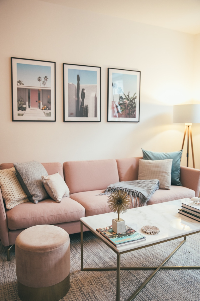 Wohnzimmer Einrichtung, Sofa in rosa farbe, drei gerahmte Bilder an die Wand, welche Farbe passt zu rosa, rechteckiger Tisch