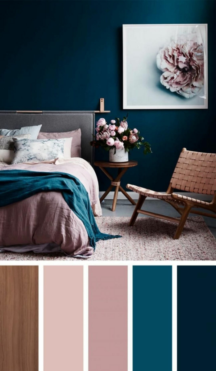 Welche Farbe passt zu altrosa, blaue Wand und Bett mit Bettwäsche in rosa, Farbpalette für Wandfarbe in verschiedene Töne, Bild von einer Blume