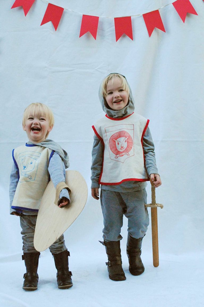 Zwei Blonde Kinder in Ritter Kostüme mit Schwert und Schild, Kinder Faschingskostüme, Stiefel in Braun 