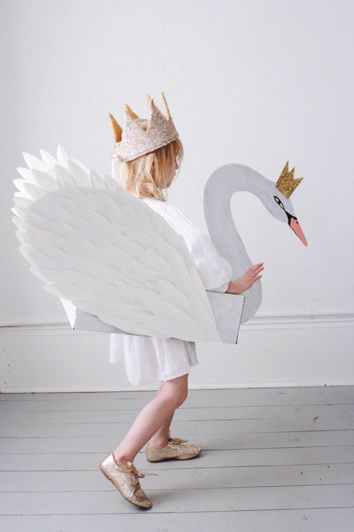 Schwan Kostüm in weiß mit Flügel, Faschingskostüme Mädchen, goldene Krone und goldene Schuhe