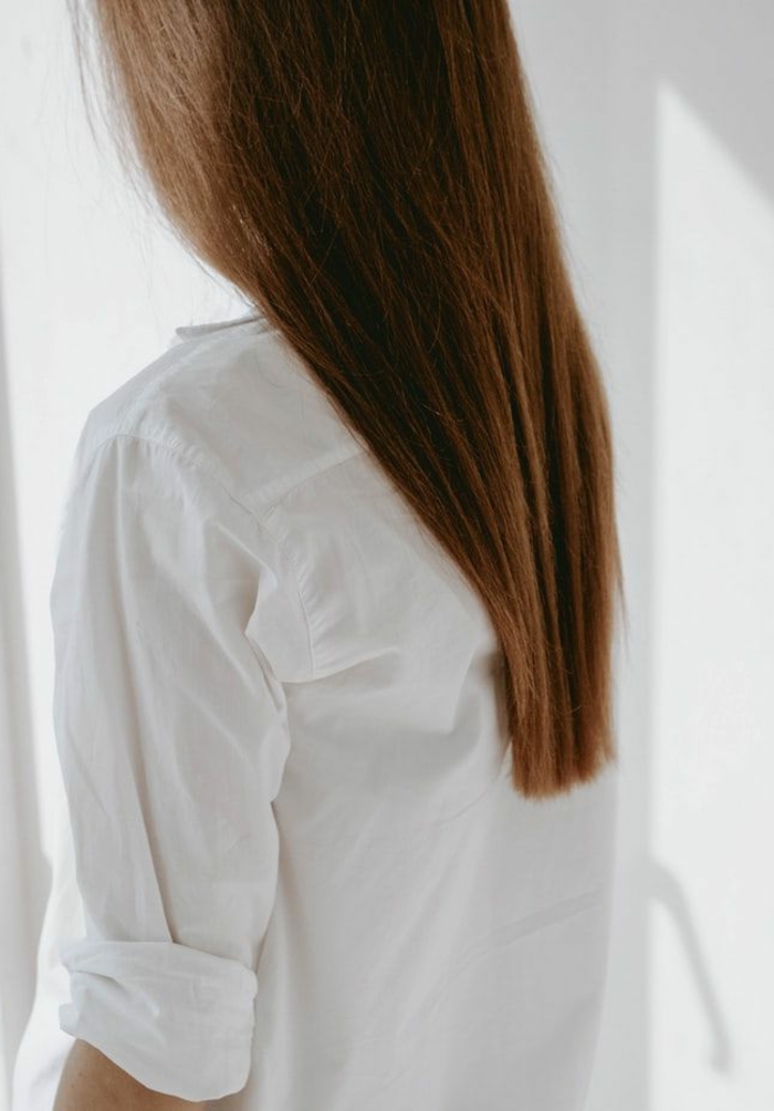Lange braune glatte Haare, Traumfrisuren zaubern mit dem Glätteisen, Frau in einem weißem Hemd