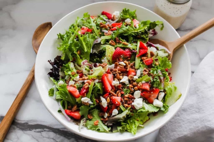 gesundes essen rezepte, salat mit slatblätter, erdbeeren und ziegenkäse, low carb