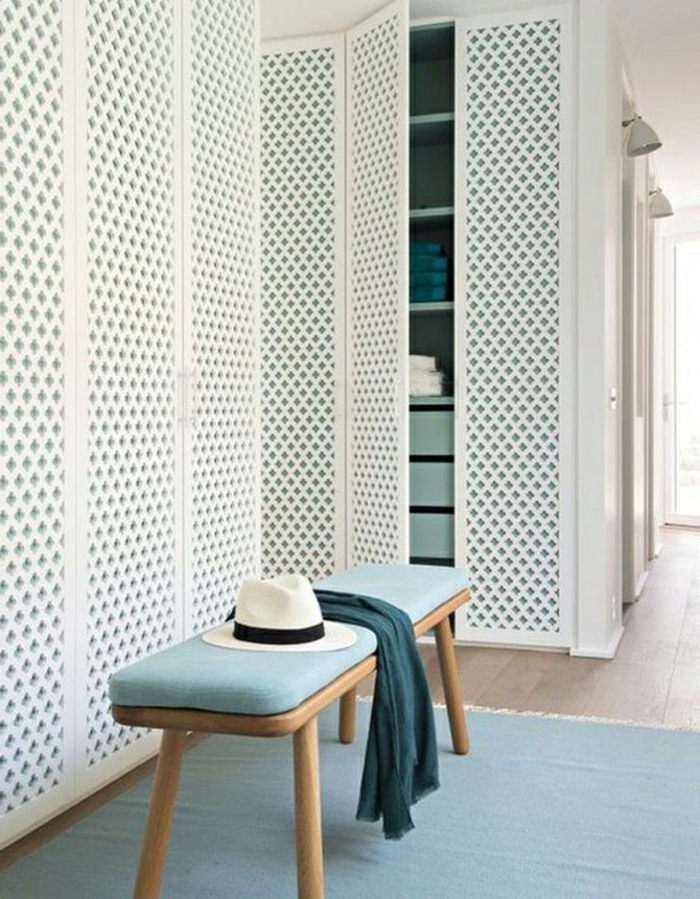 geschlossener Kleiderschrank in weiß, Ankleidezimmer Möbel, Pax Schrank planen, Türkisfarbene Bank mit Holzstuhlbein