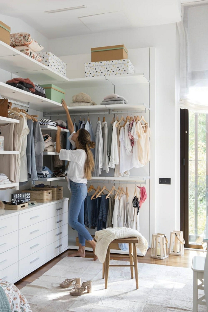 offener Ikea begehbarer Kleiderschrank, Frau in Jeans und weißes T-Shirt, weißer Teppich, Ideen für Pax Schrank