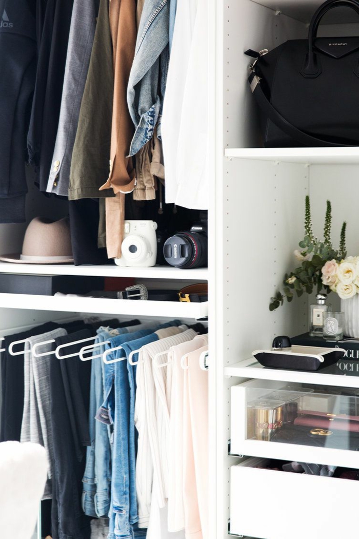 Aufbewahrung von Jeans im Kleiderschrank auf Hosenaufhänger, Ankleidezimmer Möbel, schwarzes und weißes Fotoapparat, Ankleidezimmer kleiner Raum 