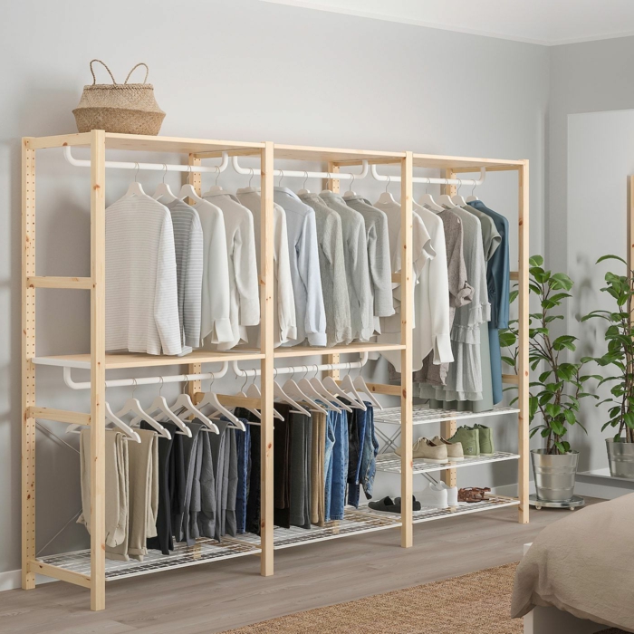 Ankleidezimmer günstig selber machen, offener Ikea Regal aus Holz mit Schuhabteilung, Wohnzimmer Möbel