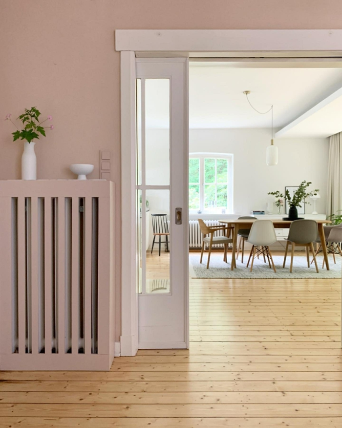 Wohnzimmer grau rosa Inneneinrichtung, großes Esszimmer mit grauen und weißen Stühlen, Aktuelle Wohnraumfarben