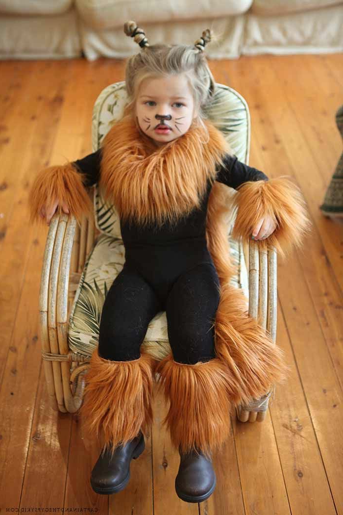 Faschingskostüm Kleinkind, Löwen Kostüm in schwarz mit Mähne in Ocker, bemaltes Gesicht mit Schnurrhaare 