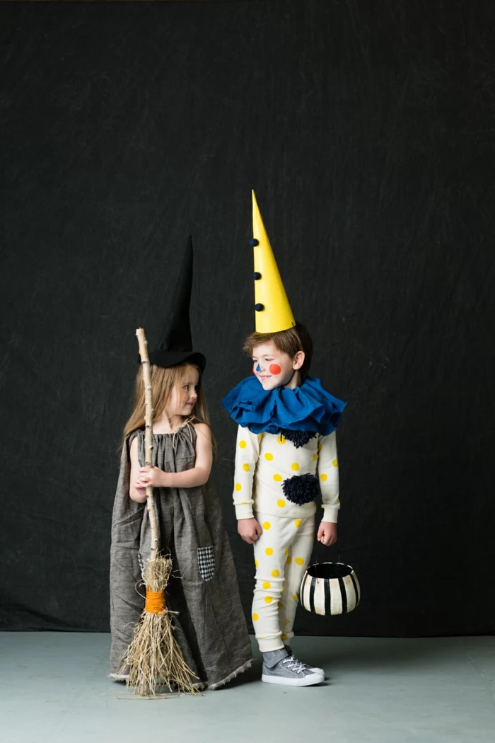 Faschingskostüme für Kinder, Hexe und Clown Kostüme, Clown im blauem Kragen und gelber Hut, Hexe im Kleid und mit Besen