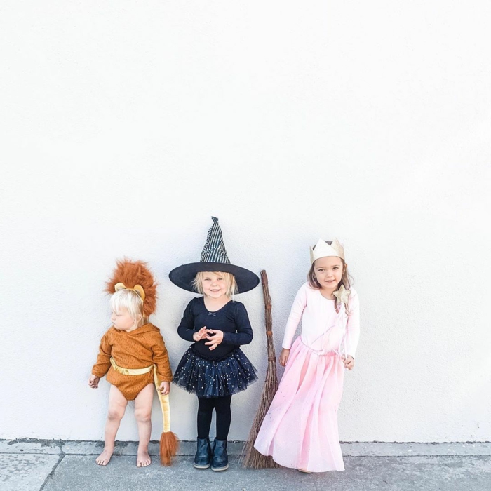 Kinder in Kostüme für Karneval, Hexenkostüm in schwarz, Prinzessin in pink, Löwe in Ocker, Kinderkostüme Fasching
