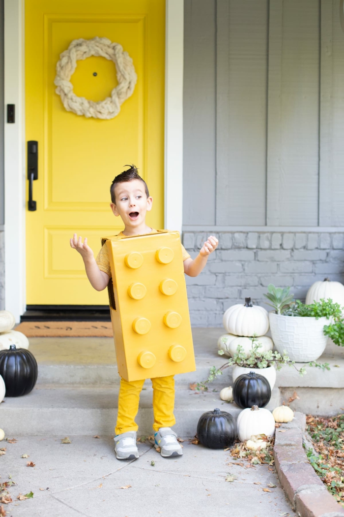 Faschingskostüme Junge, Lego Kostüm Lego Stein in gelb, gelbe Tür mit schwarzem Türgriff, schwarze und weiße Kürbise