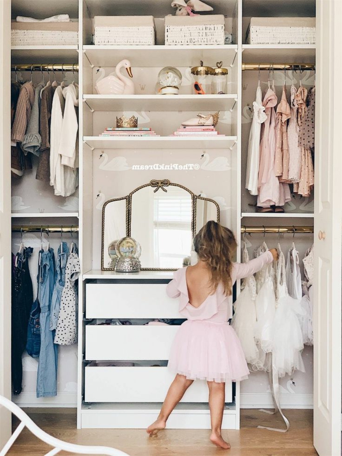 Kleiderschrank für Kinderzimmer, Kleines Mädchen in einem pinken Ballerinakleid, Ankleidezimmer Ideen Gestaltung