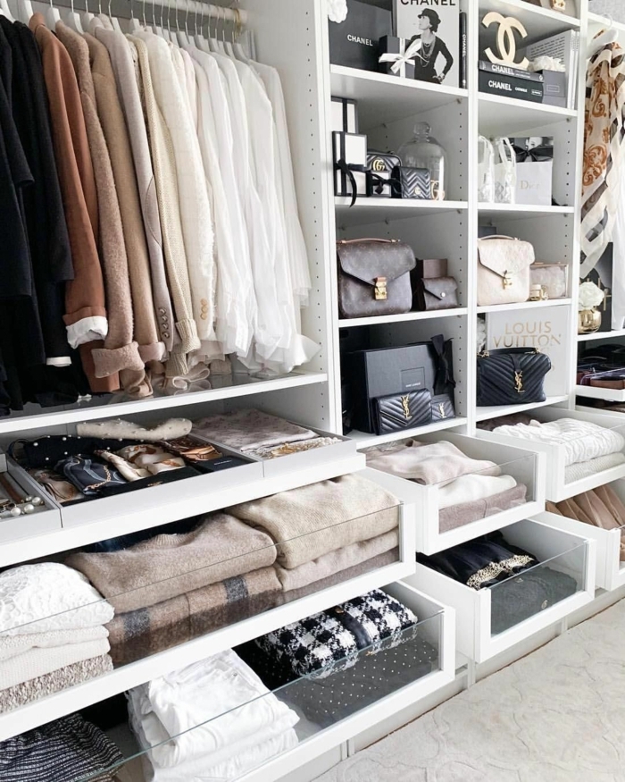 Ankleidezimmer Schrank, ikea offener Kleiderschrank gestalten, Kleiderstange und kleiner Schrank für Taschen, weiße und beige Klamotten