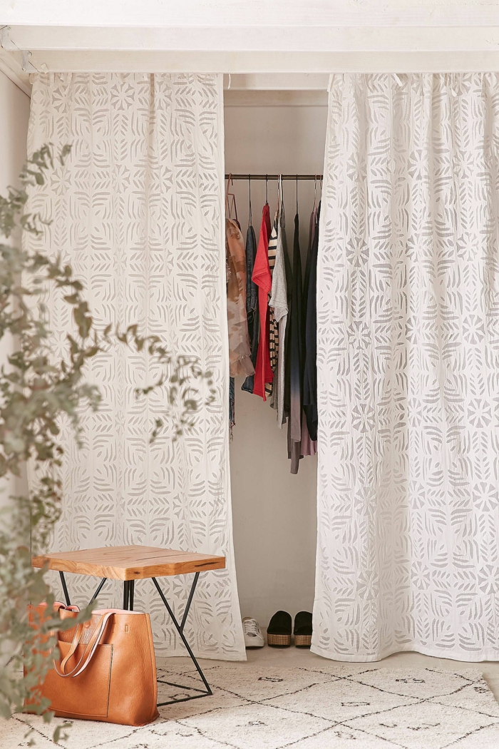 Ankleidezimmer Ideen Ikea, Kleiderschrank mit Kleiderstange verdeckt von einem Vorhang, Holzstuhl mit Matellbeine