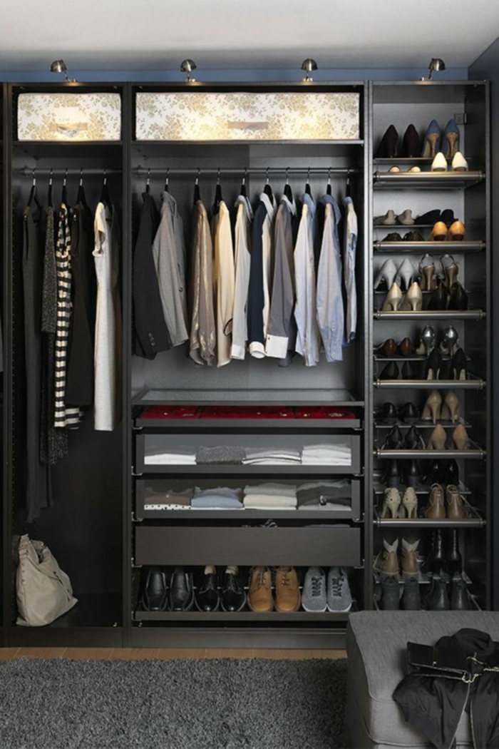 Begehbarer Kleiderschrank Ikea, offenere schwarzer Kleiderschrank mit Lampen, Teppich in grau, Abteilungen für Schuhe und Klamotten