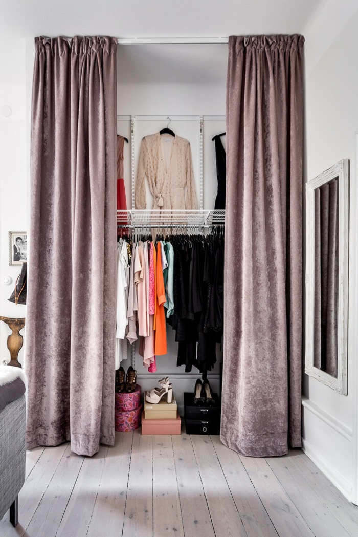 offener Kleiderschrank verdeckt durch ein Vorhang in lila, Ankleidezimmer einrichten, großer Spiegel an die Wand