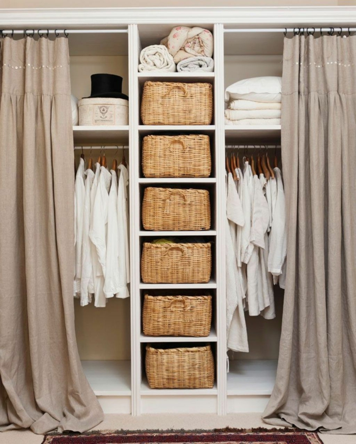 Ankleidezimmer Ideen, sechs Weidenkörbe, Kleiderschrank verdeckt durch ein Vorhang in beige, weiße Klamotten