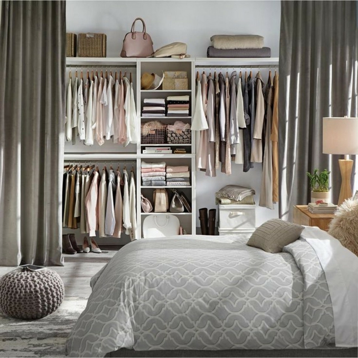 Schlafzimmer mit Elegant eingerichtetem offenen Kleiderschrank mit Vorhang, pax einrichtung, Bettwäsche in grau