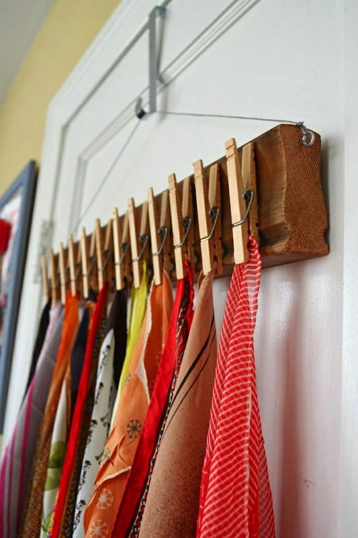 Ankleidezimmer kleiner Raum, DIY Ideen Wäscheklammern als Anhänger für bunte Schals an weiße Tür