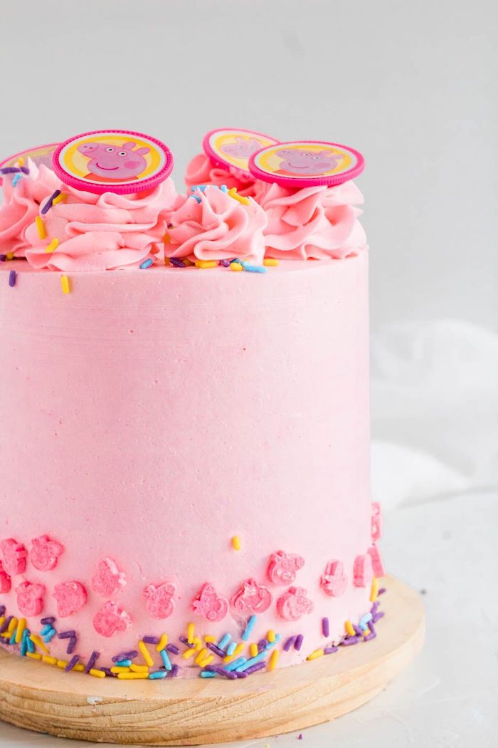 Geburtstagstorte mit rosafarbener Creme für Mädchen, Kreise mit Peppa Wutz Gesicht 