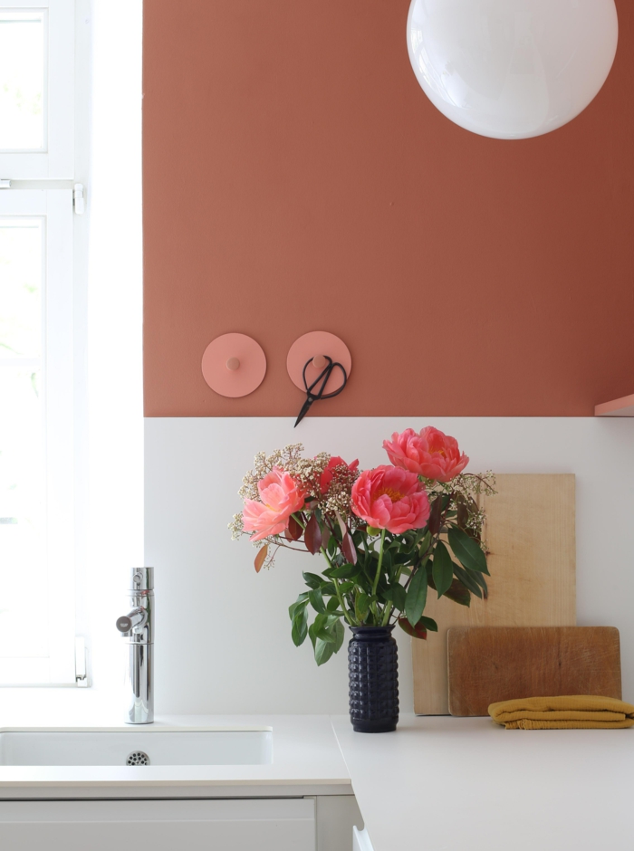 Colour Blocking Wand in einer Küche in Wandfarbe altrosa, Mischfarben für Wände, Rosen in einer schwarzen Vasen, schwarze Schere