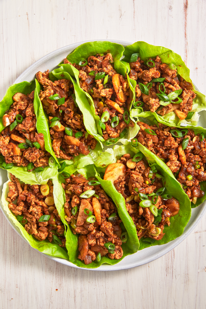 low carb wraps, kohlehnydratarme tacos mit salatblätter und hackfleisch, abendessen ideen