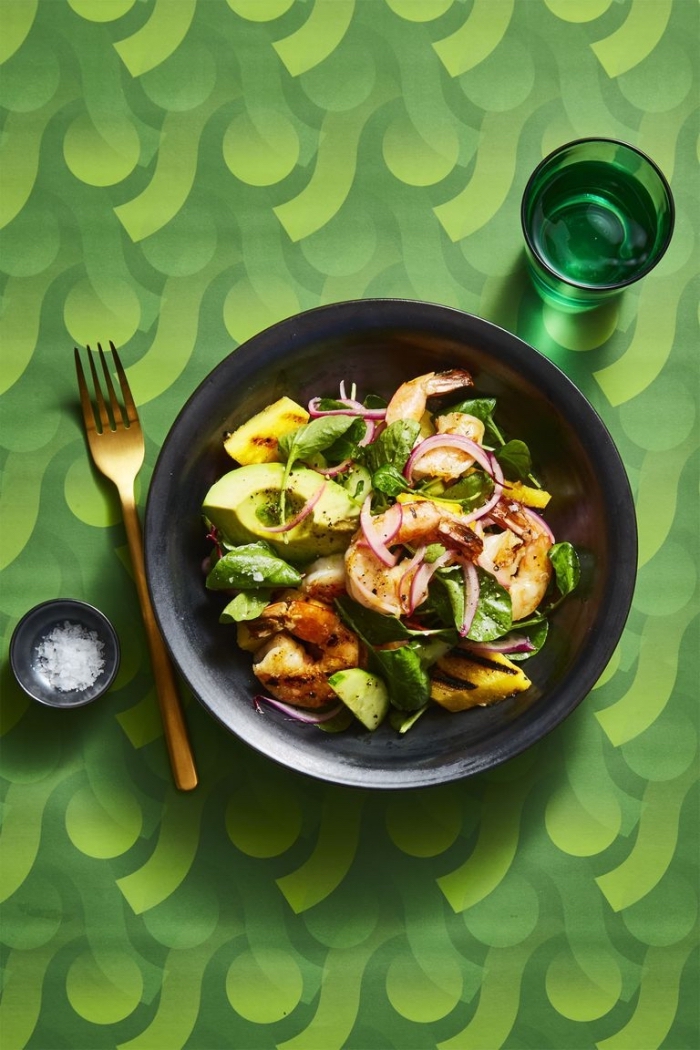 mittagessen vorschläge, garnelen mit avocado salat, gesunde rezepte zum abnehmen