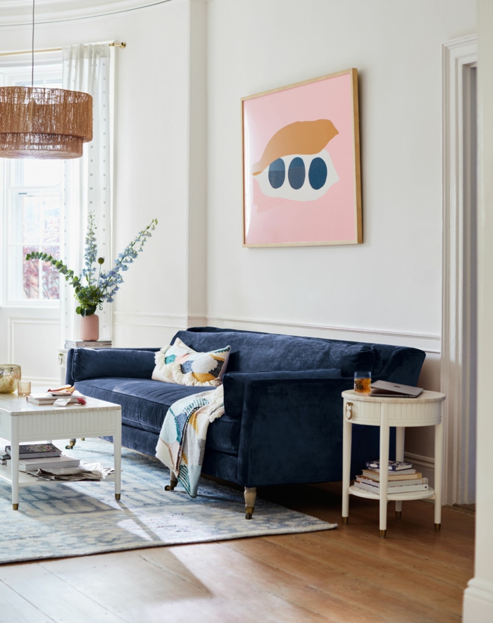 Bilder Wohnzimmer Ideen, Sofa in Blau aus Samt, Gemälde in rosa mit blauen Punkten, zwei bunte Kissen
