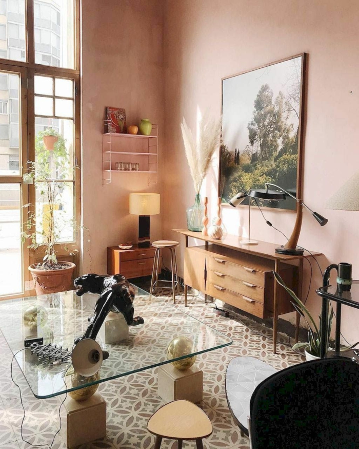 Rosa farbe für Wohnzimmer Idee, großes Gemälde mit Bäume, Schrank aus Holz, Tisch mit Glasplatte, moderne Inneneinrichtung