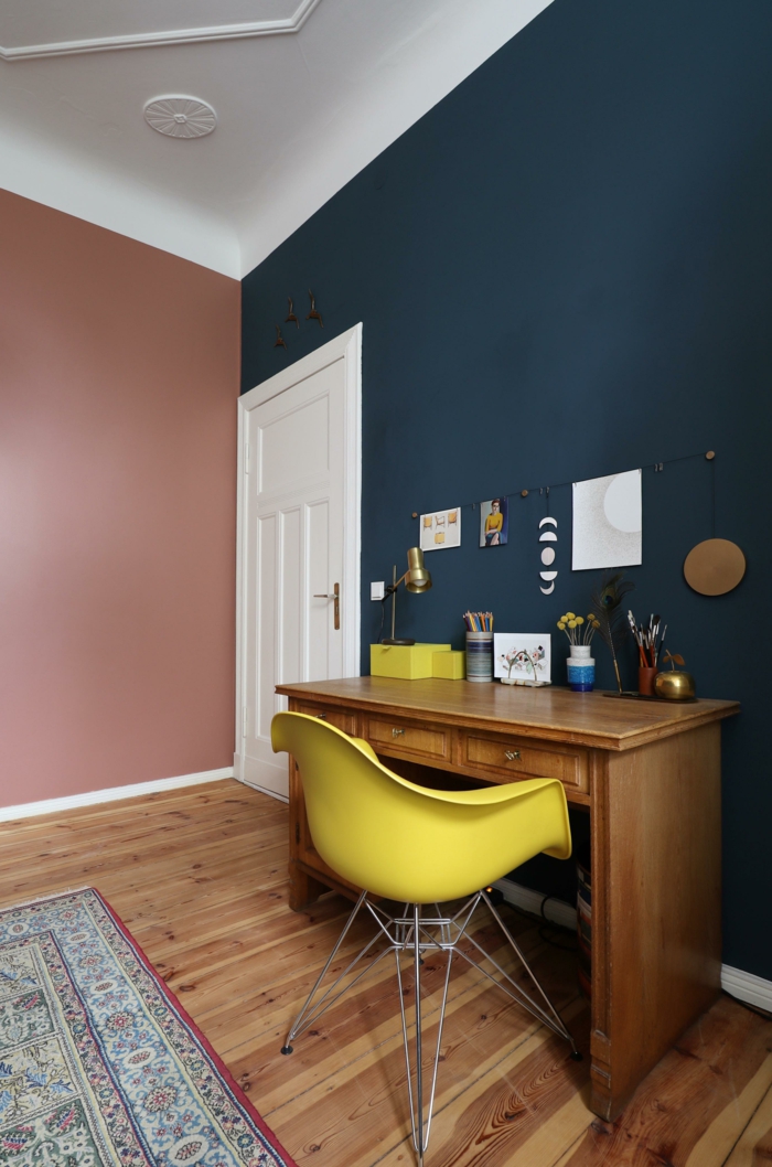 Kontrast Wände in Kombination von blau und altrosa, passende Farbe zu rosa, Schreibtisch aus Holz mit einem gelben Stuhl, Holzboden bedeckt mit buntem Teppich