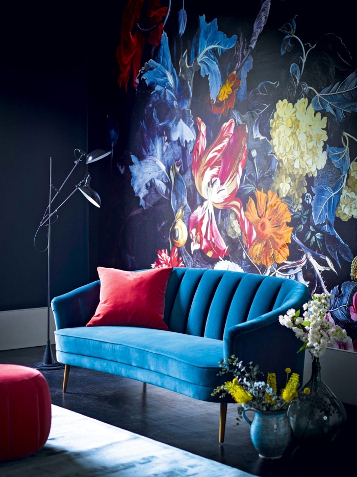 moderne wandfarben, dunkelblaue wand, florale wanddeko, große blumen, desginer sofa