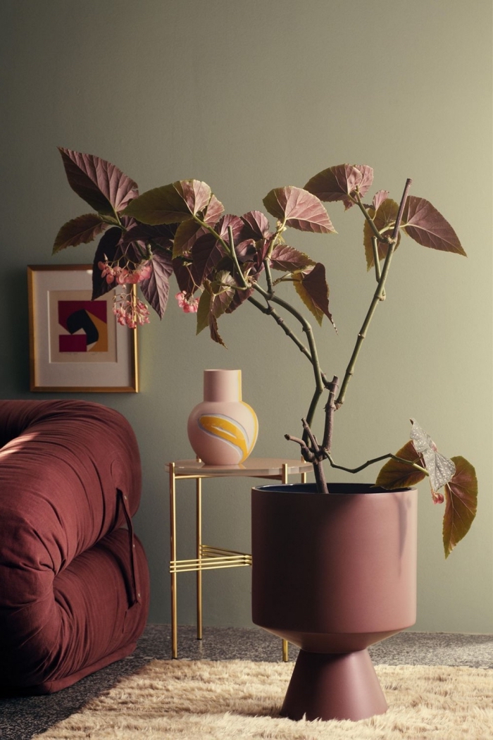 moderne wandfarben wohnung, duneklrote dekoelemente, große vase mit zweigen, wohnugnsdeko