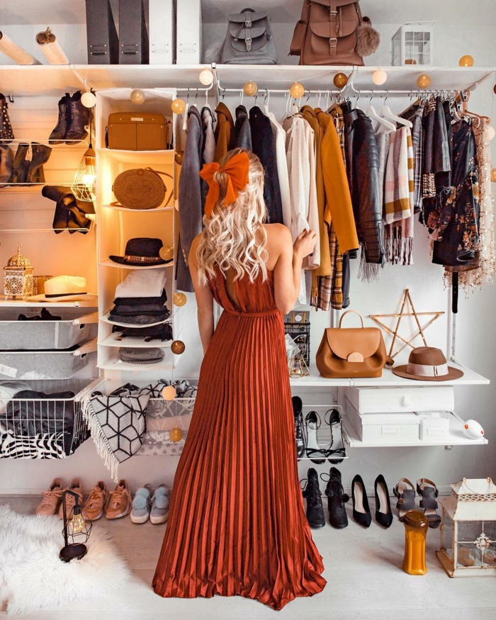 Blonde Frau im roten Kleid vor einem Kleiderschrank mit Lampe, Ankleidezimmer Schrank, Einrichtungsidee für Kleiderschrank mit Hängeorganizer