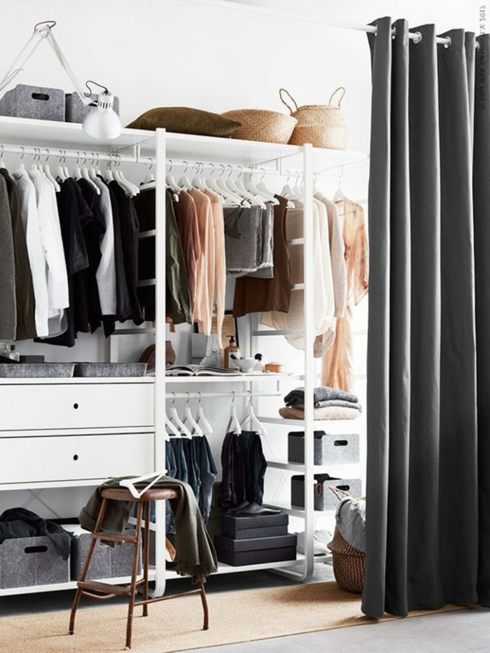 offener Kleiderschrank mit Vorhang in schwarz und zwei Schubladen in weiß, Ankleidezimmer selber bauen, Stuhl aus Holz