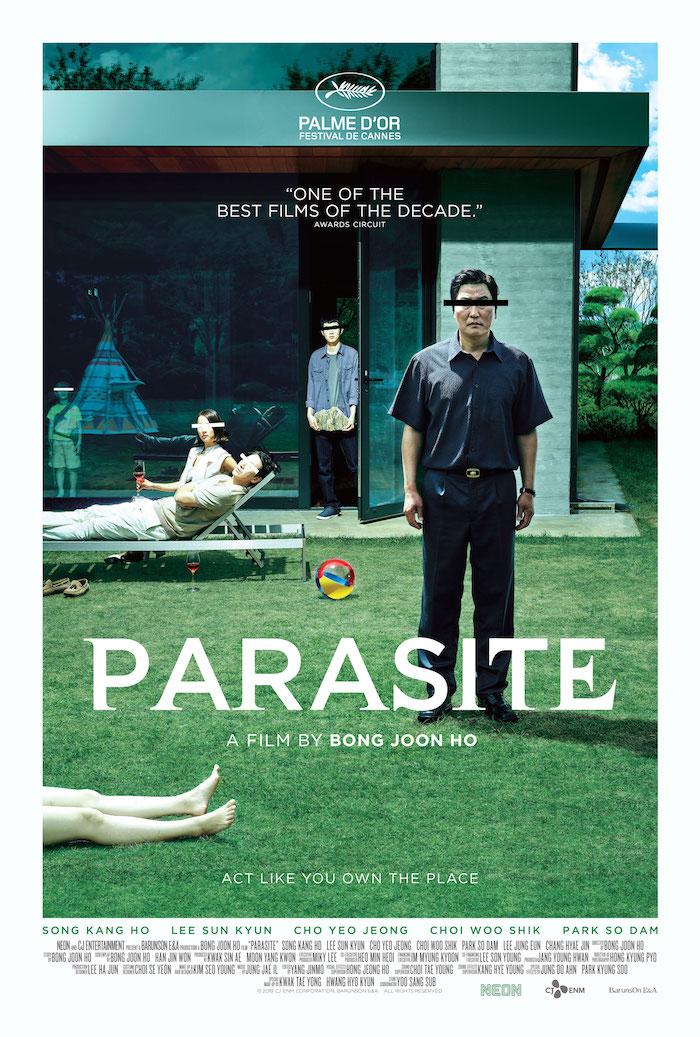 ein haus mit garten, ein mann mit blauem hemd und schwarzen hosen, der offizieller poster zu dem südkoreanischen film parasite