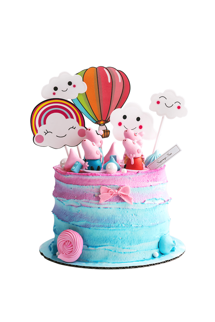 Torte für Kindergeburtstag mit Ombre Creme, Wutz Familie Figuren, weiße Wolken, Regenbogen und Heißluftballon 