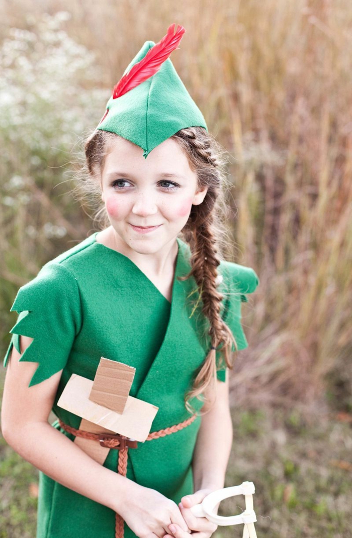 Karnevals Kostüme für Kinder, Peter Pan Kostüm in grün, rote Feder im Hut, Mädchen mit Zopf, Schwert aus Pappe
