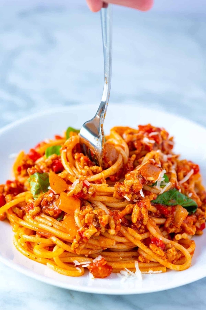 rezepte für kinder mittagessen, pasta mit tomatensoße, käse und zwiebel, was soll ich heute kochen