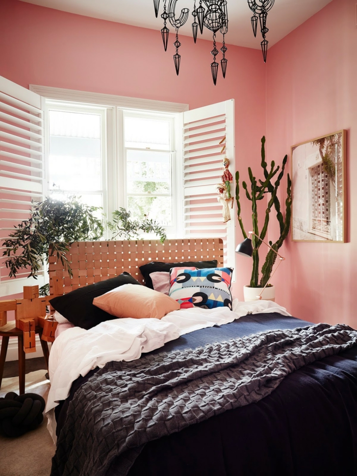 Pastell rosa Wandfarbe, Schlafzimmer mit blauen Bettwäschen, verschiedene und bunte Kissen, Farbe für Wand in altrosa, Kaktusbaum als Dekoration
