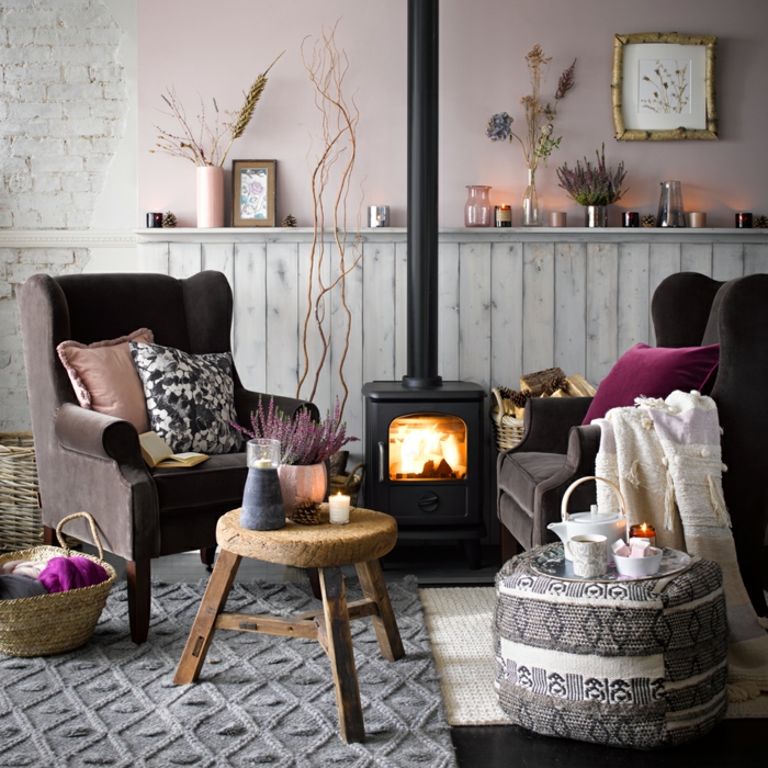 Gemütliche EInrichtung eines Wohnzimmer mit Kamin, zwei Sessel in braun, Farben für Wohnzimmer Tipps, Wandfarbe altrosa