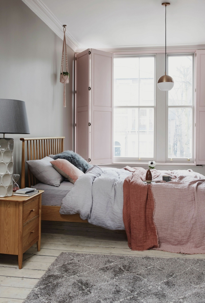 Schlafzimmer Einrichtung in Wandfarbe altrosa, Farbe für Wand, graue und rosa Töne, Bett mit Holzrahmen,