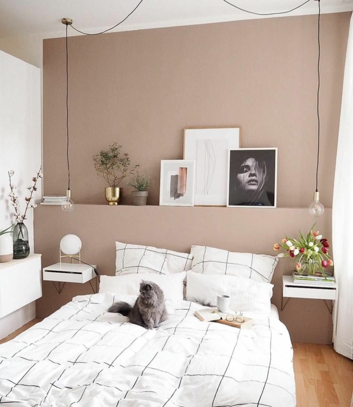 Mischfarben für Wände, moderne Pedelleuchte, großes Bett Bettwäsche in weiß, schwarz weiße Fotografie, graue Katze auf dem Bett