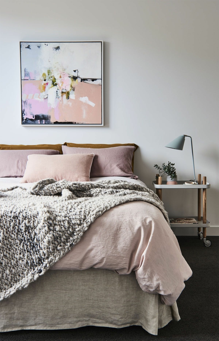 Großes Schlafzimmer und Bettwäsche in rosa Töne, Abstraktes Gemälde in rosa und ocker, Lampe in grau. Welche Farbe passt zu rosa