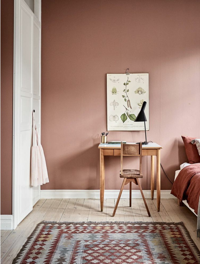 aktuelle Wohnraumfarben in altrosa, Kleiderschrank in weiß, Schreibtisch und Stuhl aus Holz, Bettwäsche in rosa Farbe