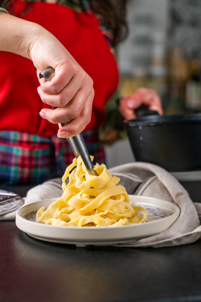 schnelle rezepte mittagessen, pasta kochen, schritt für schritt tagliatelle selber machen
