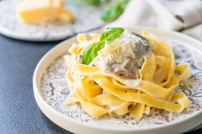 schnelle rezepte mittagessen, pasta mit knoblauch soße garniert mit parmesan und basilikum