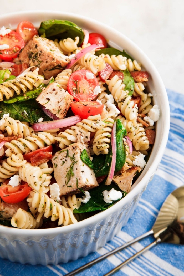 schnelle rezepte mittagessen, pasta salat mit cherry tomaten und basilikum, ziegenkäse